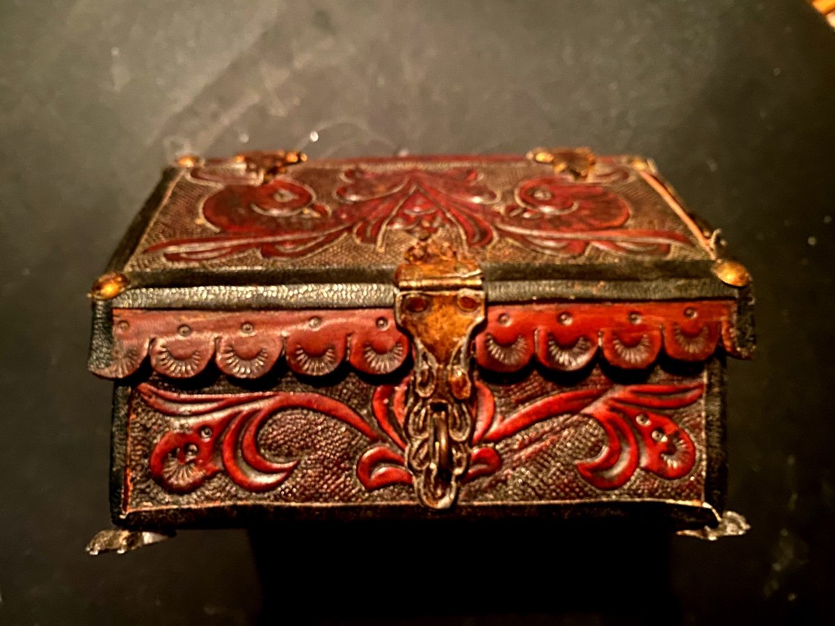 Charmant Coffret à Pan Cabinet à Bijoux En Cuir Ciselé Dans Le Goût Renaissance, d'époque 20ème