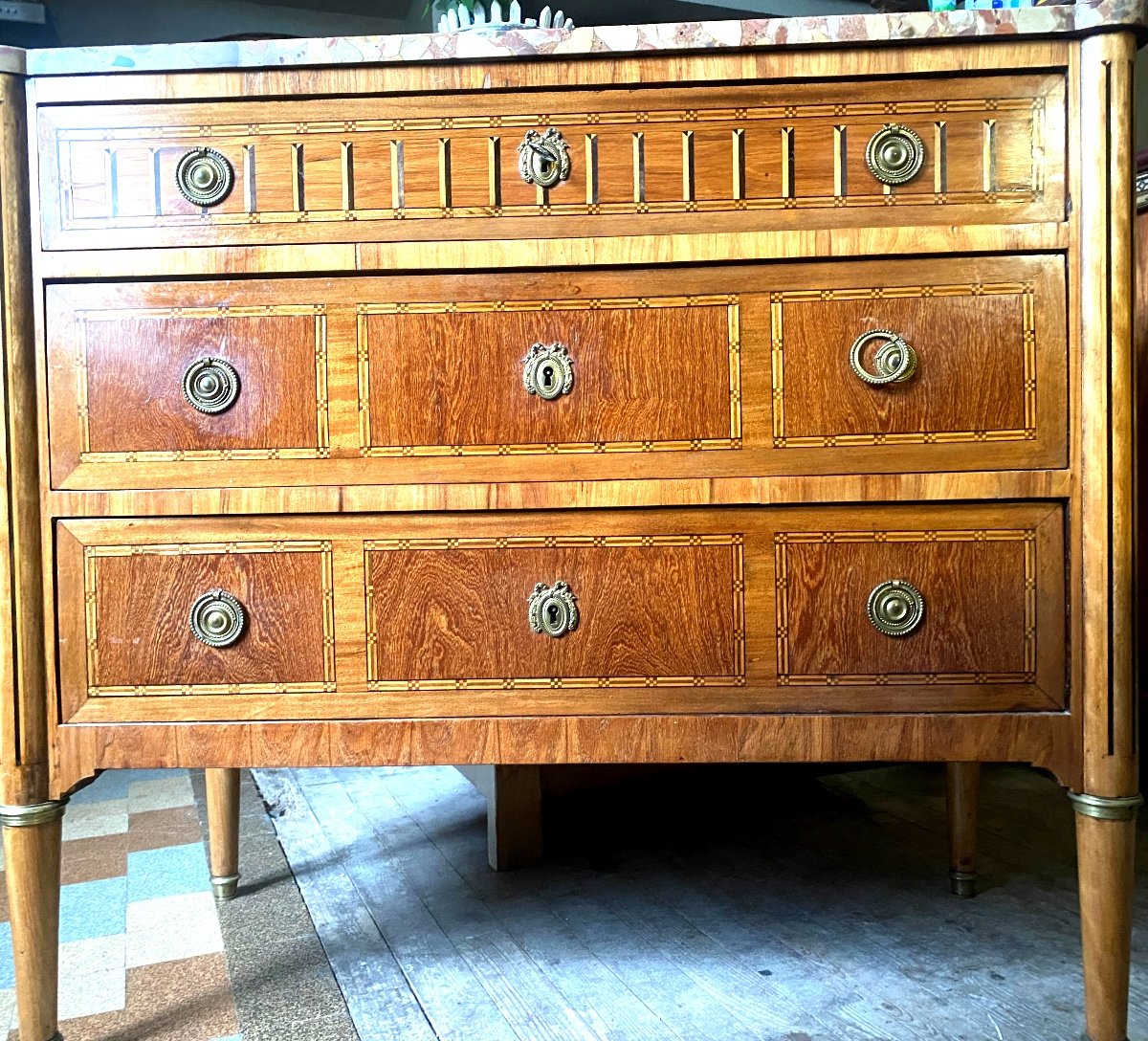 Charmante Commode Louis XVI , 3 Tiroirs Colonnes Ressorties Plateau A Oreilles, Brèche Tholonet