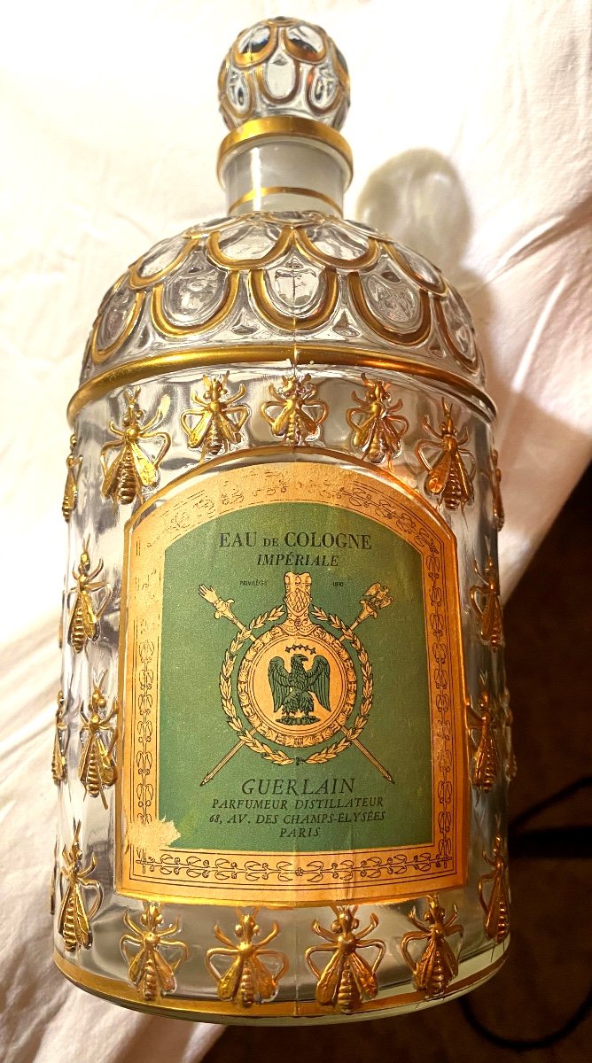 Grand Flacon de Guerlain étiqueté  "Eau De Cologne Impériale", avec abeilles à l'Or  Années 70