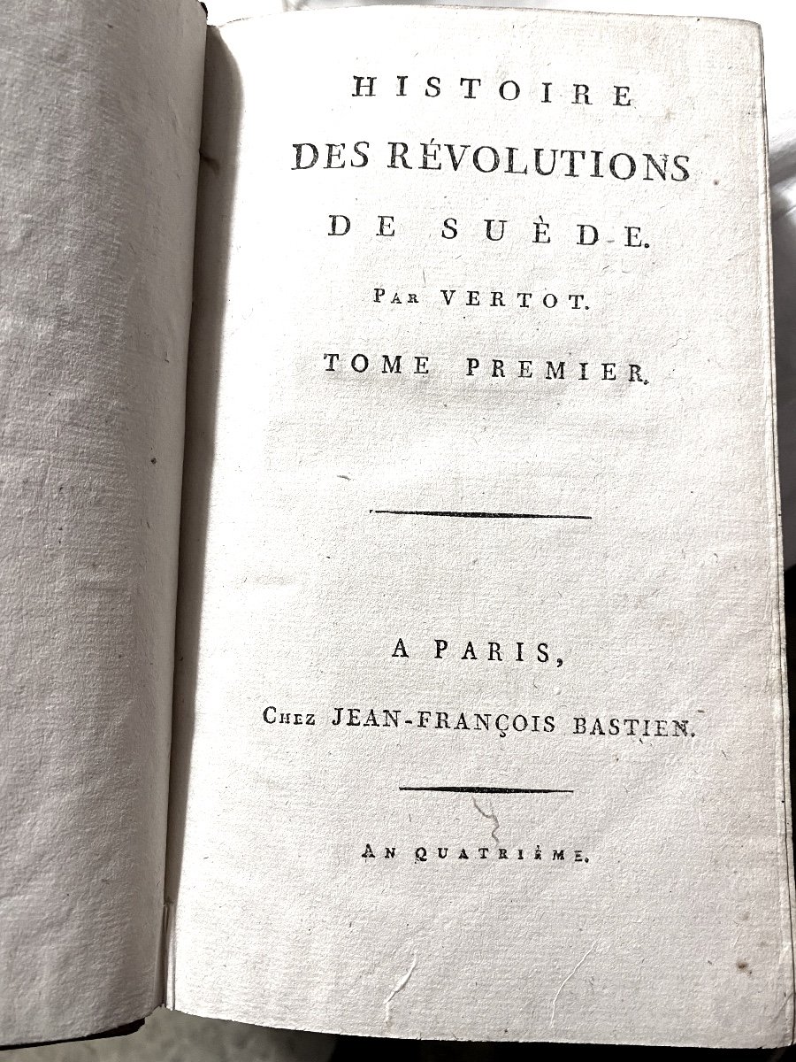 En  Deux Beaux Volumes In 8 En Veau Blond Glacé "histoire Des Révolutions De Suède" Par Vertot.-photo-3