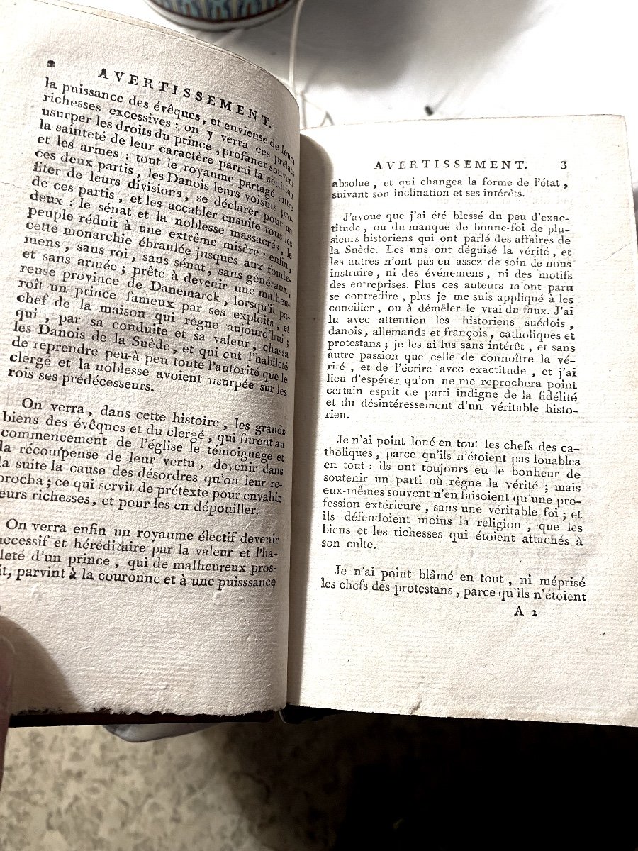 En  Deux Beaux Volumes In 8 En Veau Blond Glacé "histoire Des Révolutions De Suède" Par Vertot.-photo-3