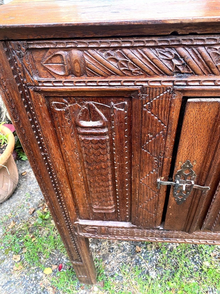 Rare Dressoir 16èm En Chêne Sculpté Du Lot Cotés Plis De Serviette Façade à Une Porte  Sculptée-photo-2