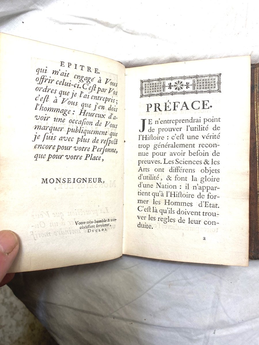 Intéressante "histoire De Louis XI"  Trois Beaux Volumes In 12 Armes Sur Les Plats De Mr Duclos-photo-3