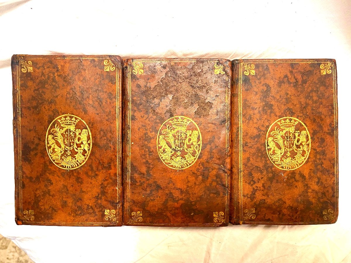 Intéressante "histoire De Louis XI"  Trois Beaux Volumes In 12 Armes Sur Les Plats De Mr Duclos