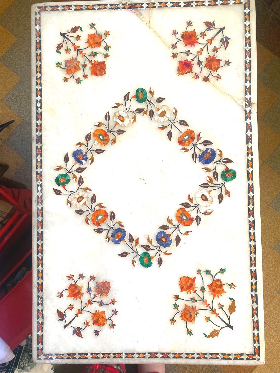 Beautiful White Marble Flower Tray Inlaid With Fine Stones And Indian Mother-of-pearl, 1st Part Of The 20th Century