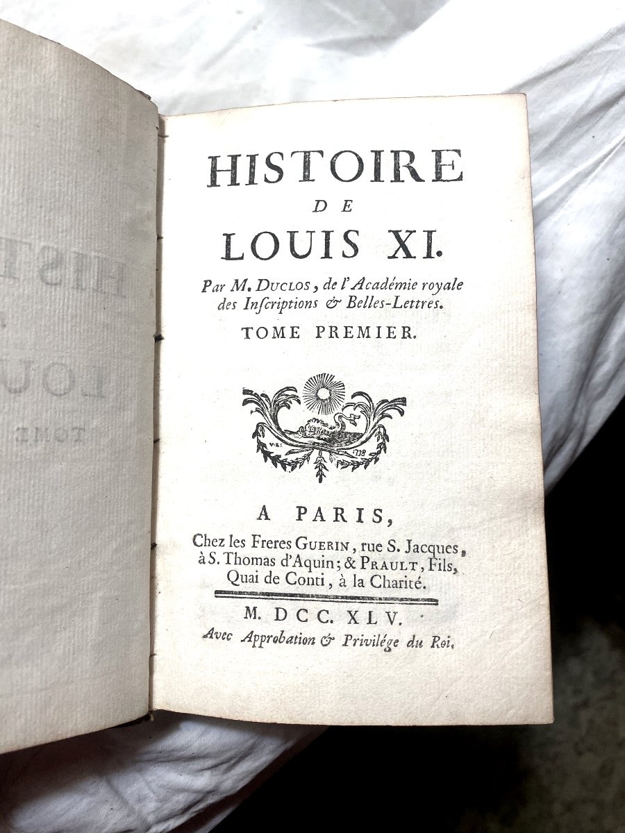 Belle "histoire De Louis XI" En 3vol. In 12, Aux Armes Sur Les Plats Par M. Duclos . Paris 1745-photo-3