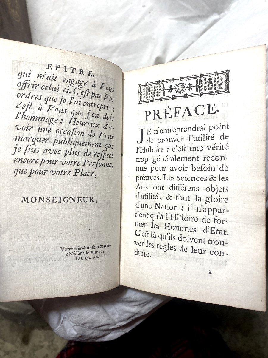 Belle "histoire De Louis XI" En 3vol. In 12, Aux Armes Sur Les Plats Par M. Duclos . Paris 1745-photo-4