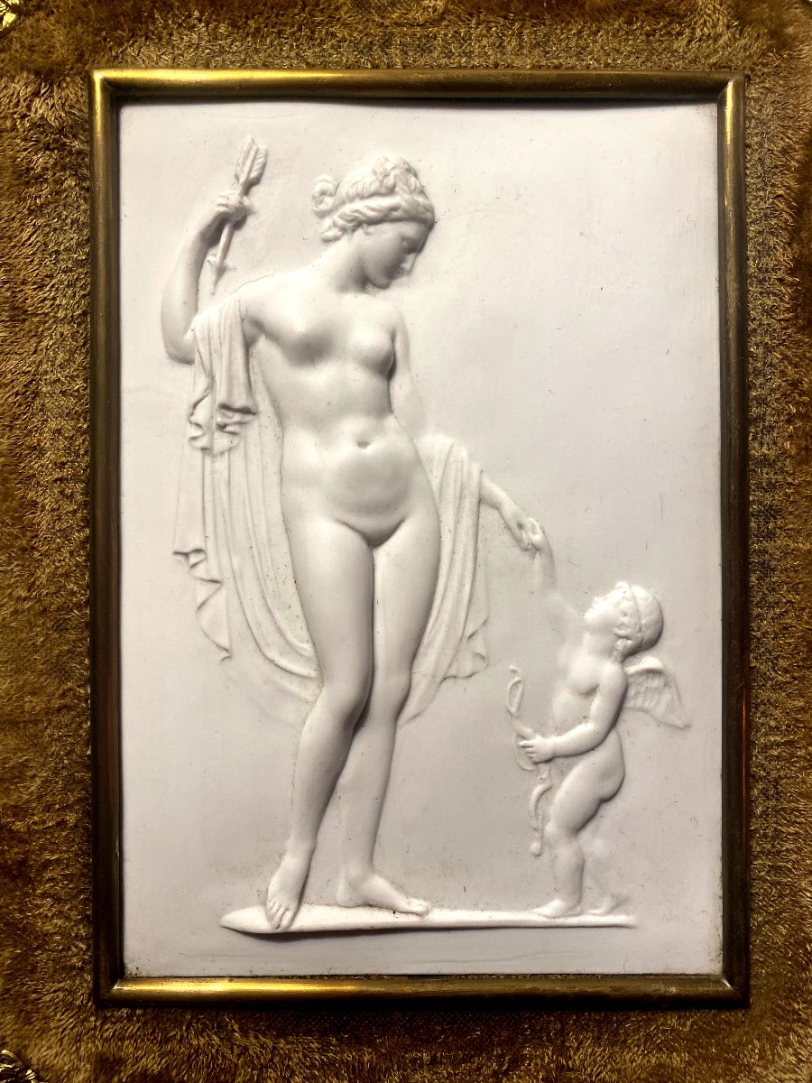 Belle Plaque De Porcelaine Blanche Encadrée d'Une Venus Recevant La Flèche De Cupidon XIXème-photo-2