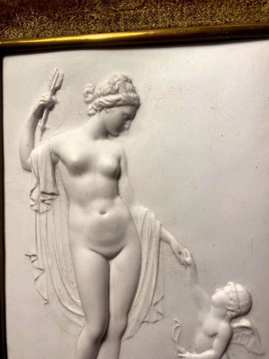 Belle Plaque De Porcelaine Blanche Encadrée d'Une Venus Recevant La Flèche De Cupidon XIXème-photo-4