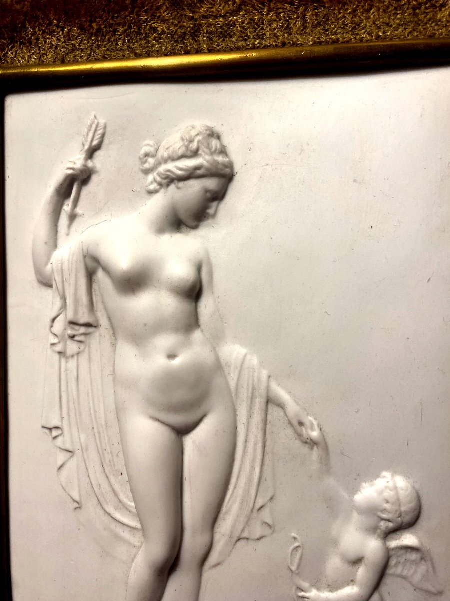 Belle Plaque De Porcelaine Blanche Encadrée d'Une Venus Recevant La Flèche De Cupidon XIXème-photo-2