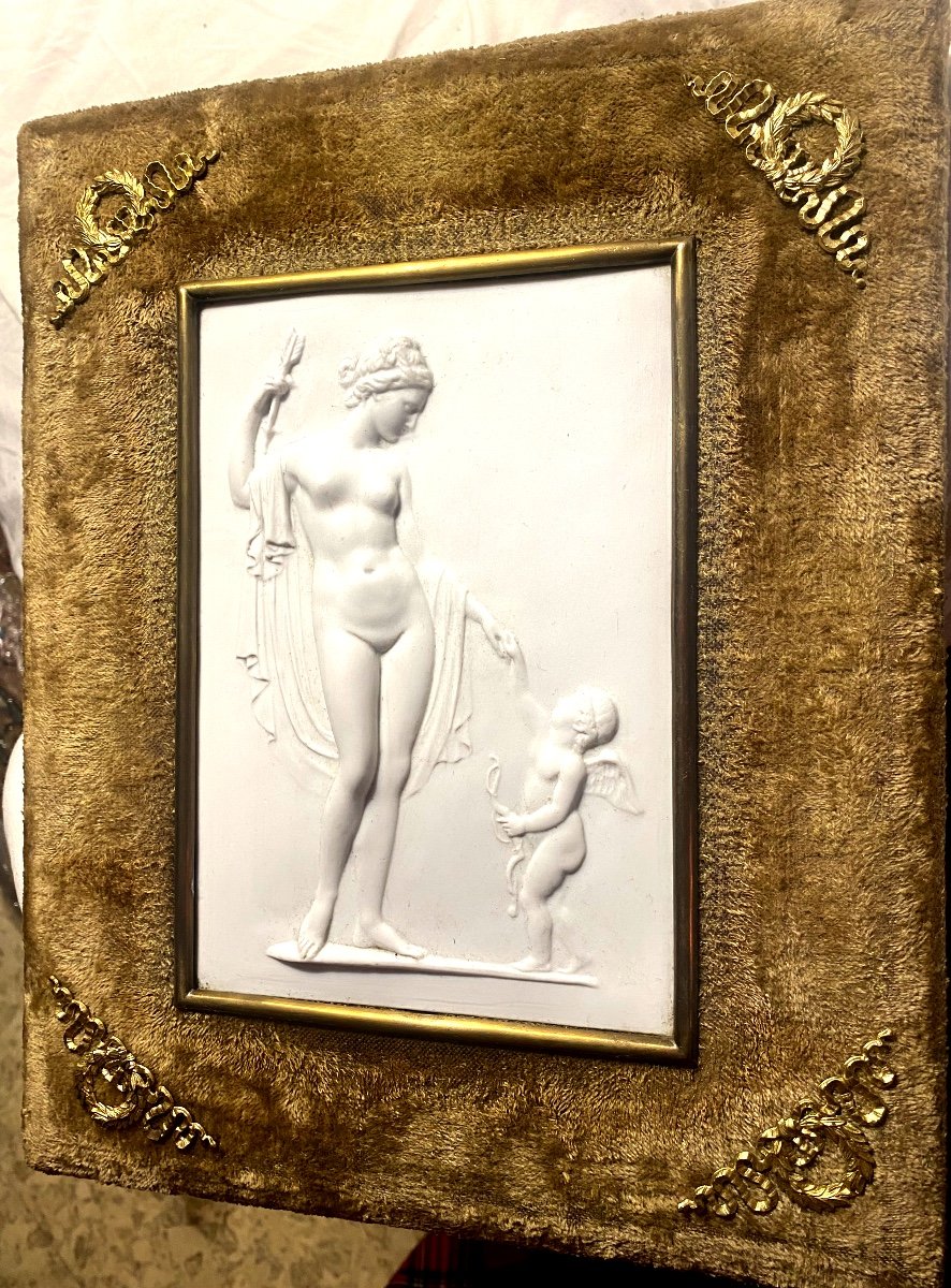 Belle Plaque De Porcelaine Blanche Encadrée d'Une Venus Recevant La Flèche De Cupidon XIXème-photo-3