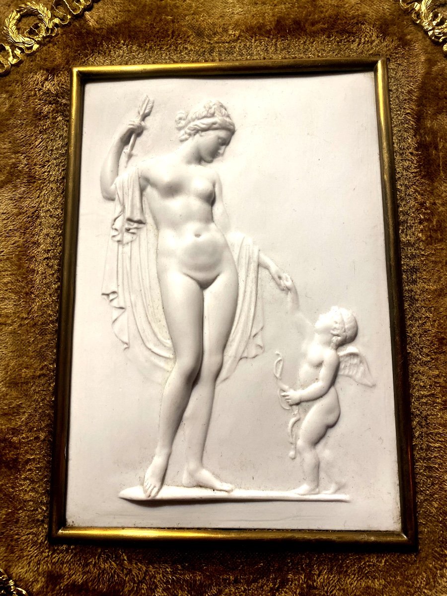 Belle Plaque De Porcelaine Blanche Encadrée d'Une Venus Recevant La Flèche De Cupidon XIXème-photo-4