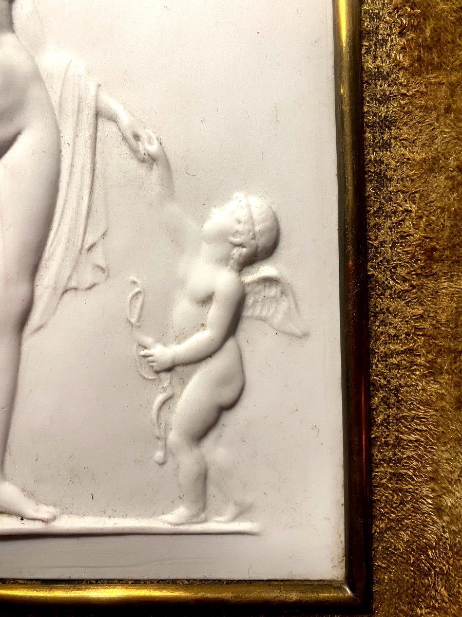 Belle Plaque De Porcelaine Blanche Encadrée d'Une Venus Recevant La Flèche De Cupidon XIXème-photo-5