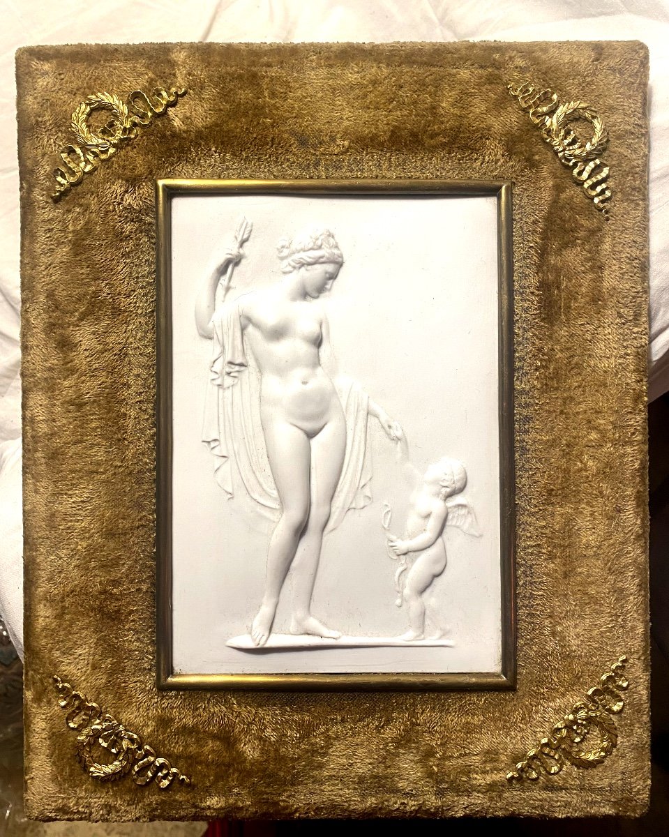 Belle Plaque De Porcelaine Blanche Encadrée d'Une Venus Recevant La Flèche De Cupidon XIXème