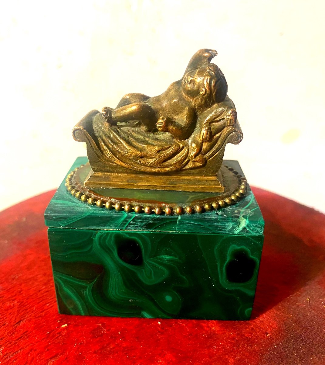 Petite Boite Piédestal En Malachite Avec Un Putti En éveil Sur Son Lit Bateau En Bronze Patiné