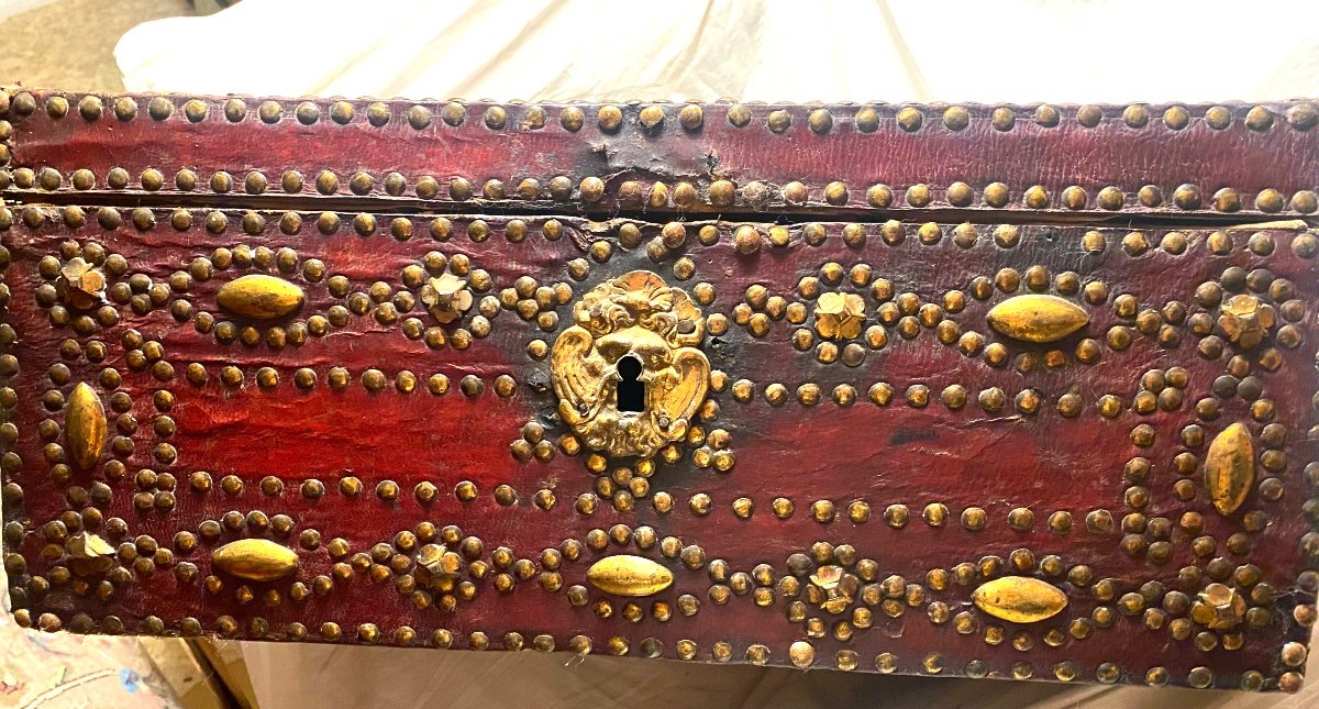  Coffret à Courrier d'époque Louis XIV, En Maroquin Rouge Décoré De Clous Et Tête De Grotesque -photo-2