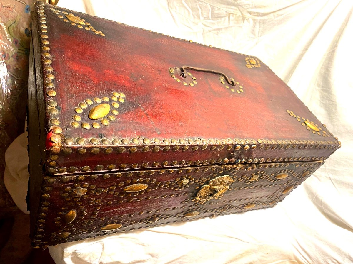  Coffret à Courrier d'époque Louis XIV, En Maroquin Rouge Décoré De Clous Et Tête De Grotesque -photo-8