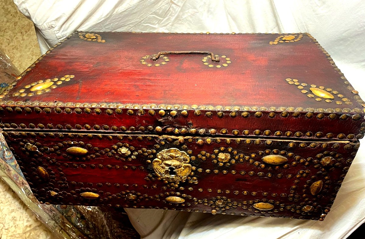  Coffret à Courrier d'époque Louis XIV, En Maroquin Rouge Décoré De Clous Et Tête De Grotesque 