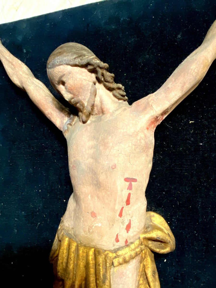 Beau Et Sobre Christ  Sculpté Polychrome d'époque XVIIIème Présenté Sur Un Panneau De Velours-photo-2