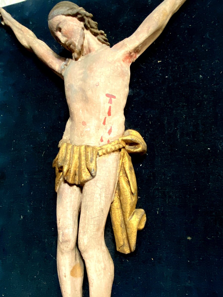 Beau Et Sobre Christ  Sculpté Polychrome d'époque XVIIIème Présenté Sur Un Panneau De Velours-photo-3