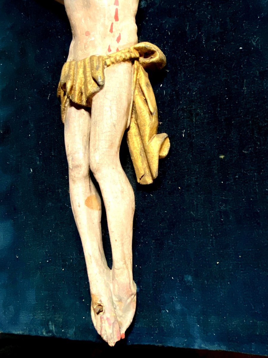 Beau Et Sobre Christ  Sculpté Polychrome d'époque XVIIIème Présenté Sur Un Panneau De Velours-photo-4