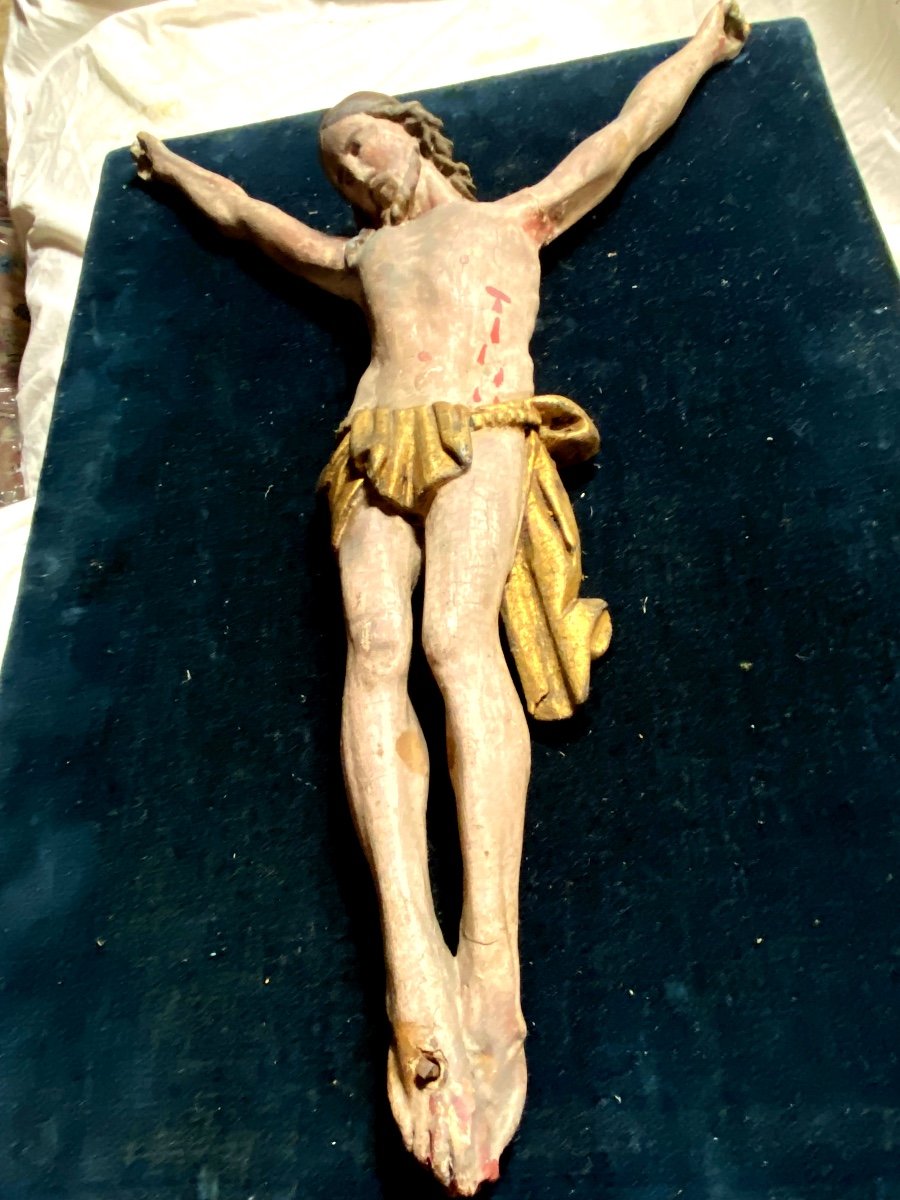 Beau Et Sobre Christ  Sculpté Polychrome d'époque XVIIIème Présenté Sur Un Panneau De Velours-photo-1