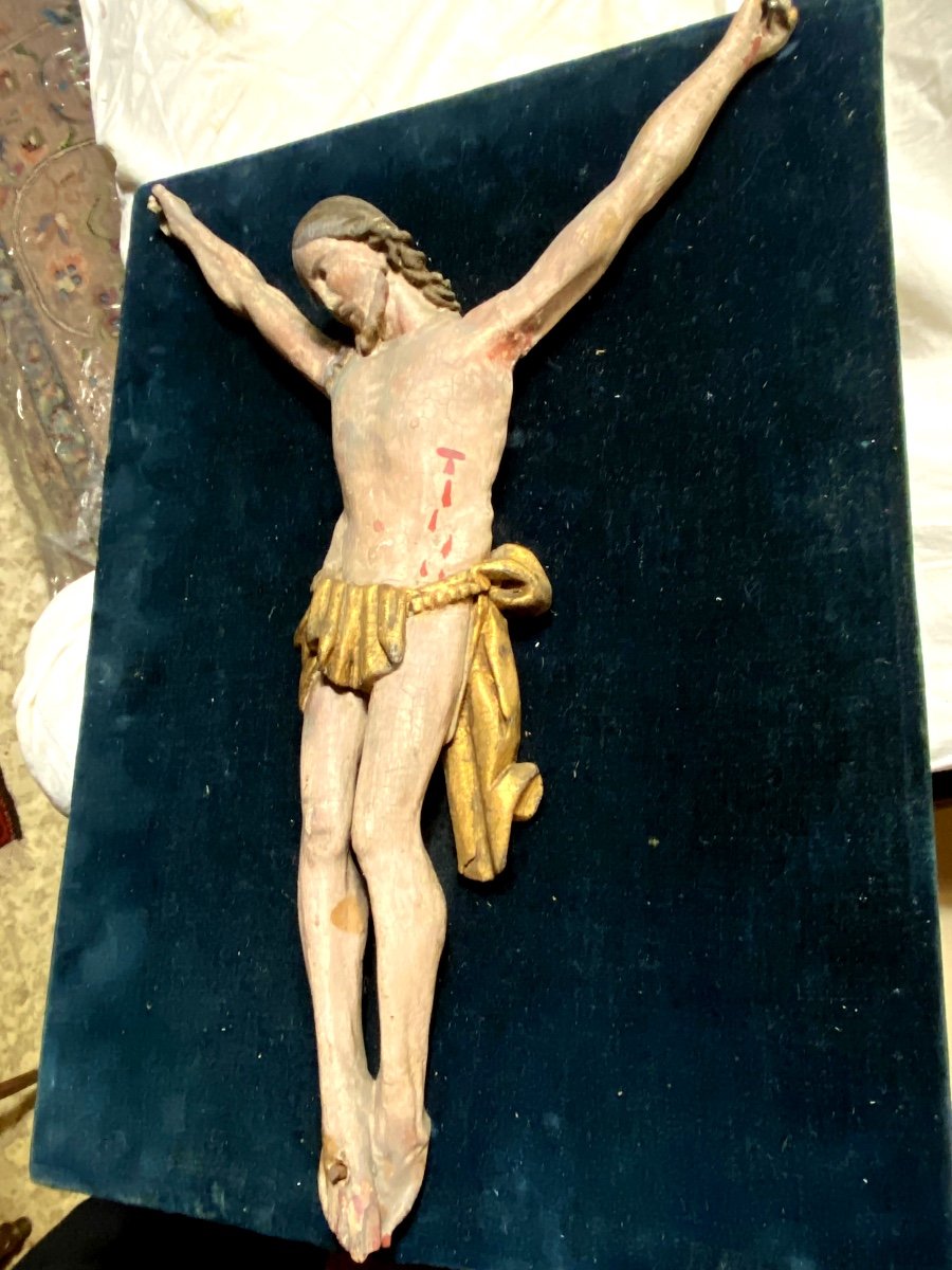 Beau Et Sobre Christ  Sculpté Polychrome d'époque XVIIIème Présenté Sur Un Panneau De Velours-photo-2