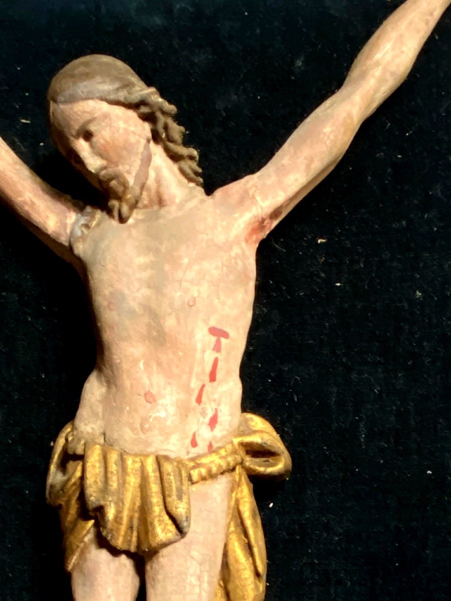 Beau Et Sobre Christ  Sculpté Polychrome d'époque XVIIIème Présenté Sur Un Panneau De Velours-photo-7