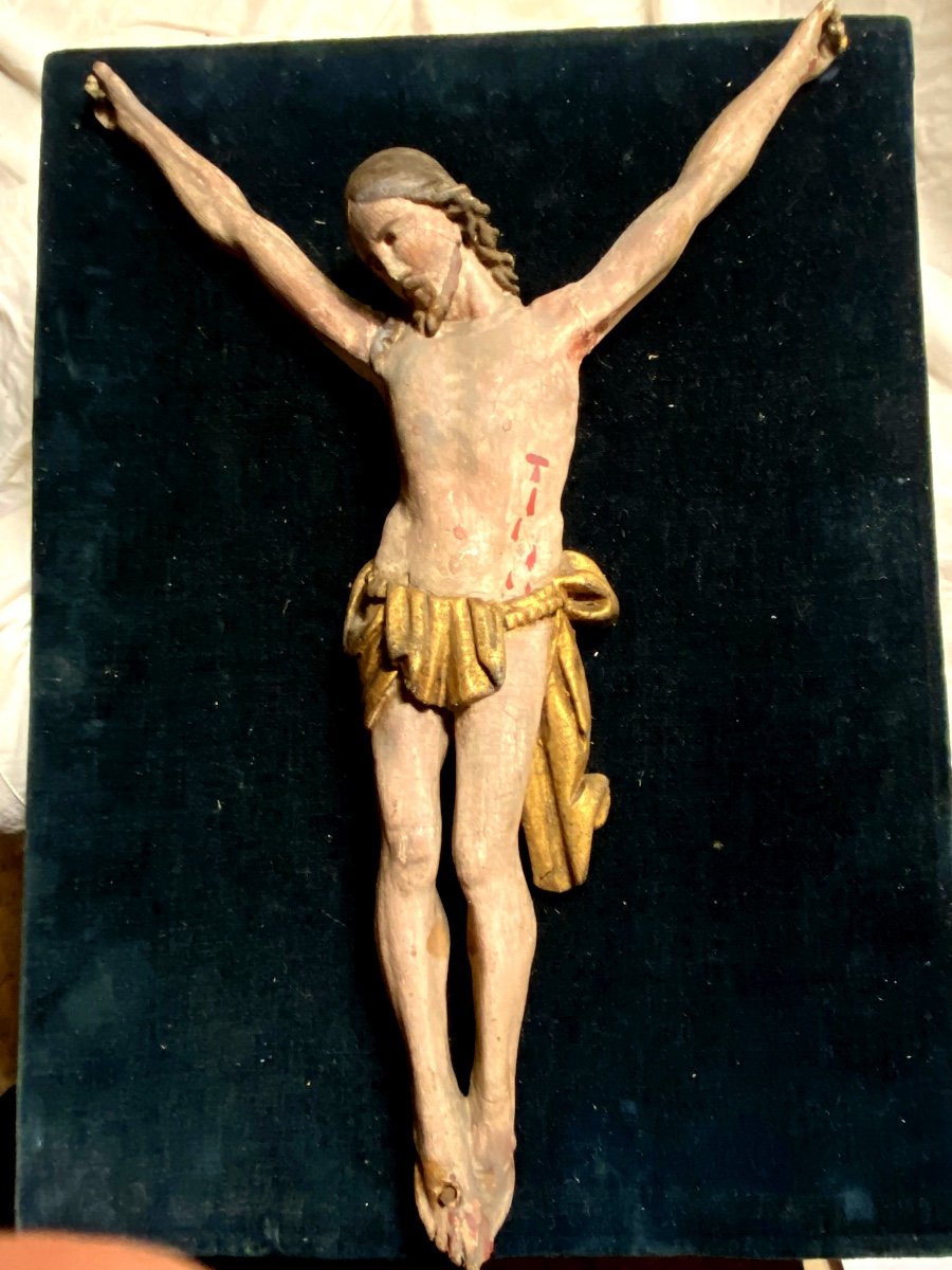 Beau Et Sobre Christ  Sculpté Polychrome d'époque XVIIIème Présenté Sur Un Panneau De Velours