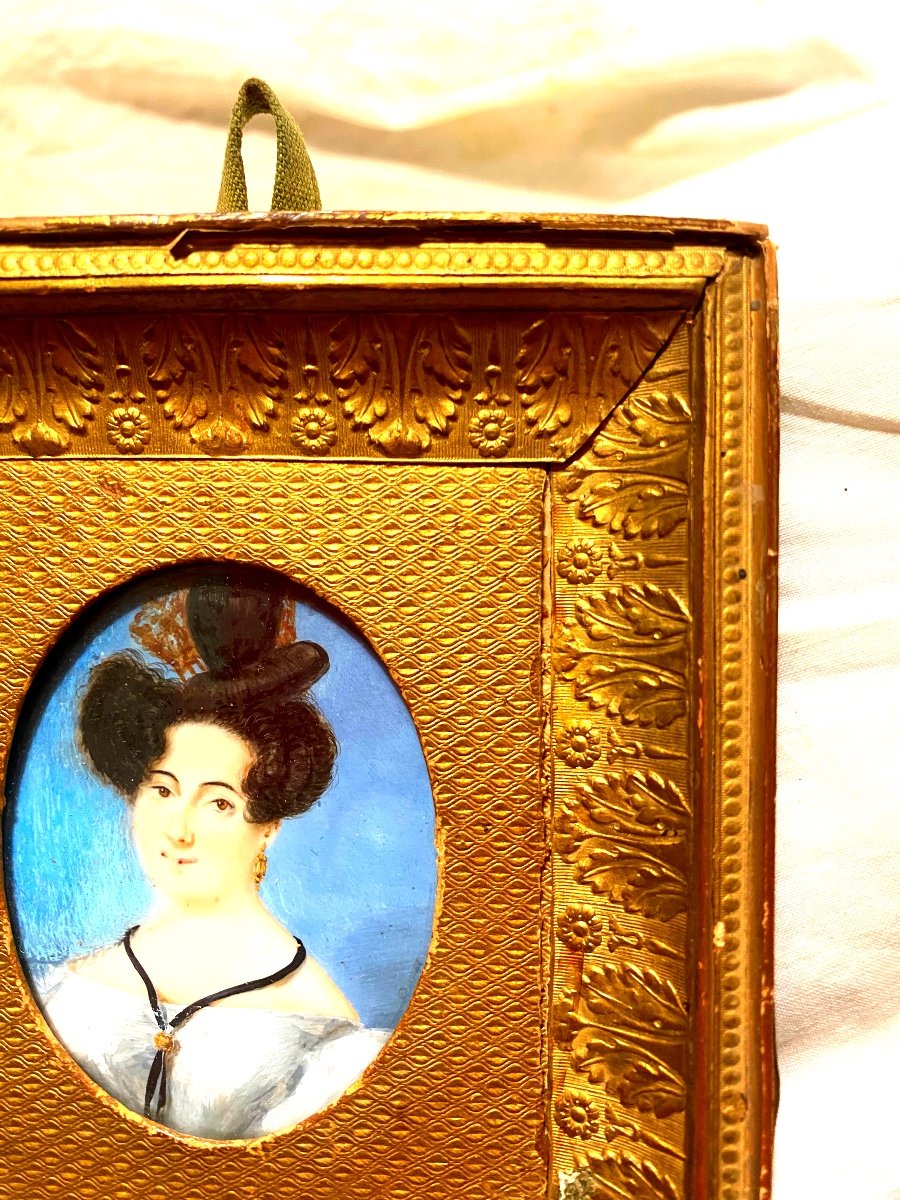 Miniature Portrait Of A "lady Of Quality" From The Restoration Period In Its Pretty Embossed Gilded Frame-photo-2