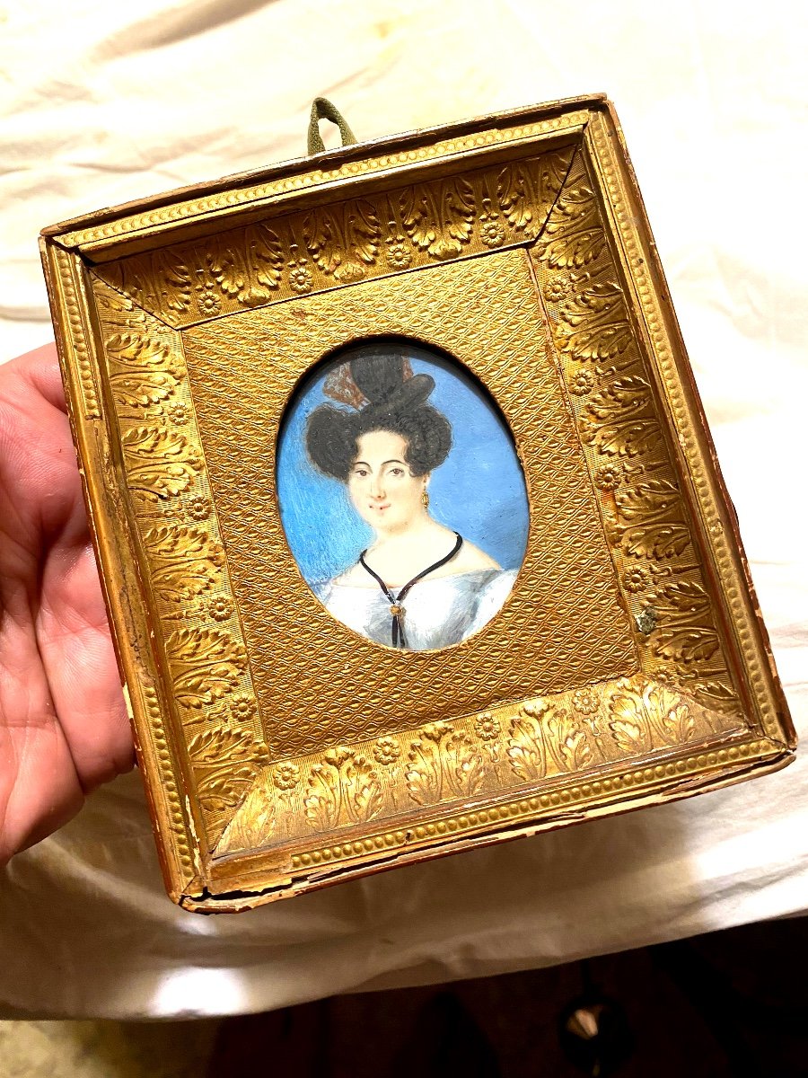 Miniature Portrait Of A "lady Of Quality" From The Restoration Period In Its Pretty Embossed Gilded Frame-photo-3