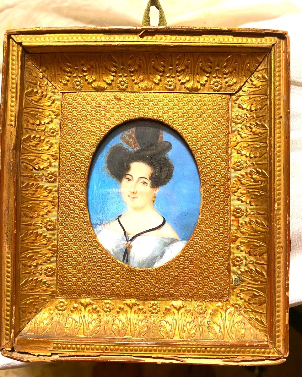 Miniature Portrait Of A "lady Of Quality" From The Restoration Period In Its Pretty Embossed Gilded Frame