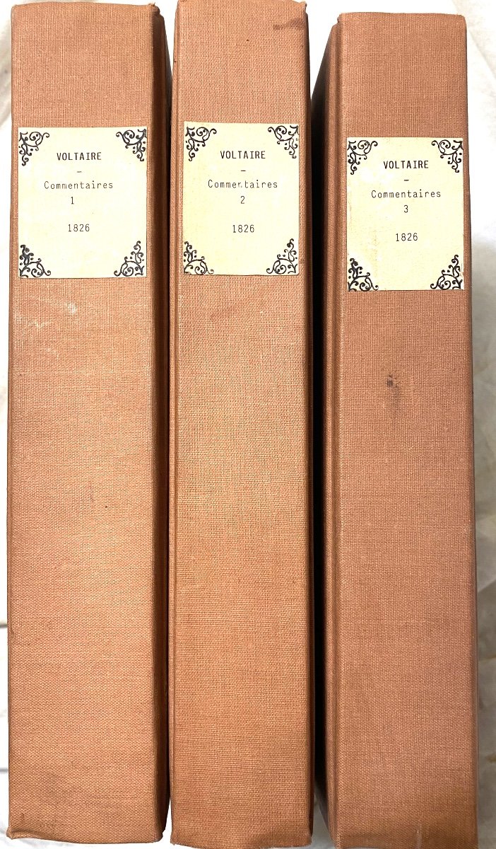 3 Large Volumes In 8 Cloth Of "commentaries On The Works Of Voltaire". Paris Delangle 1826 