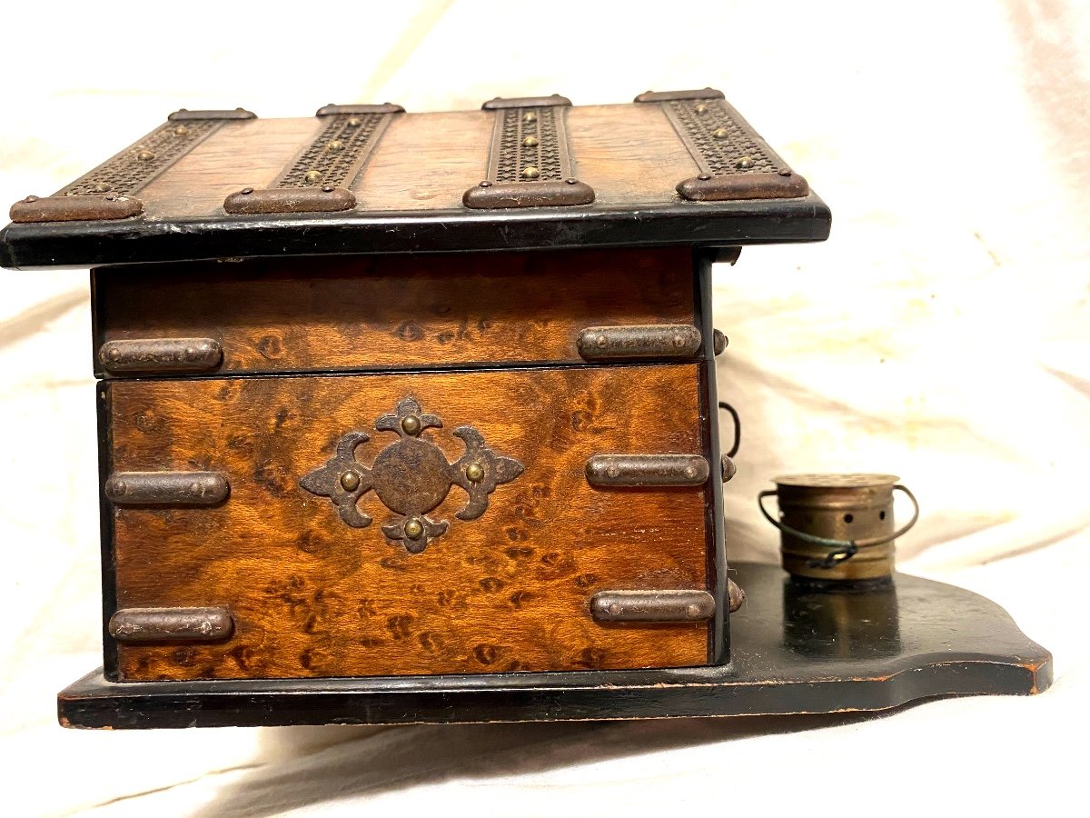 Romantic Beauty Box Filled With Two Silver Eyeshadow Boxes In The Shape Of A 19th Century Dog House-photo-3