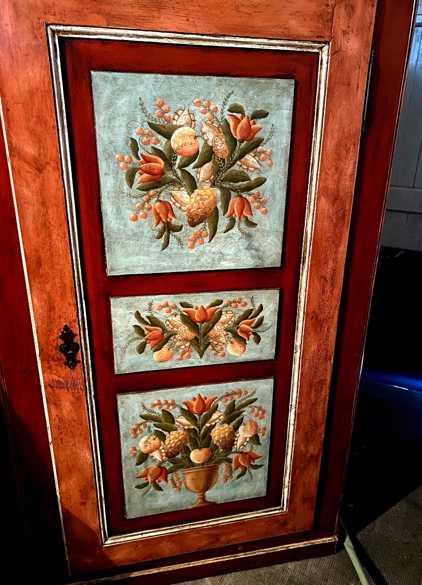 Pretty Alsatian Bonnetière, Late 18th Century In Fir Decorated With Polychrome Flower And Fruit Motifs