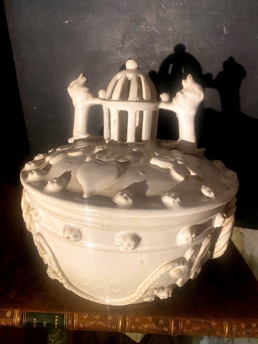 Beautiful White Glazed Earthenware Chimney Soup Tureen, With Two Lions In A Cage, Early 20th Century-photo-4