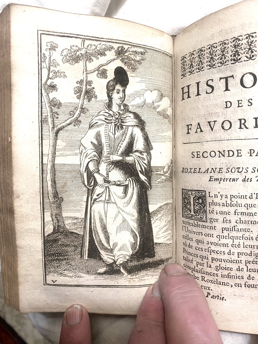 Beautiful Vol. In 12, Printed In Amsterdam In 1700: "history Of The Favorites.." Under Several Reigns-photo-4