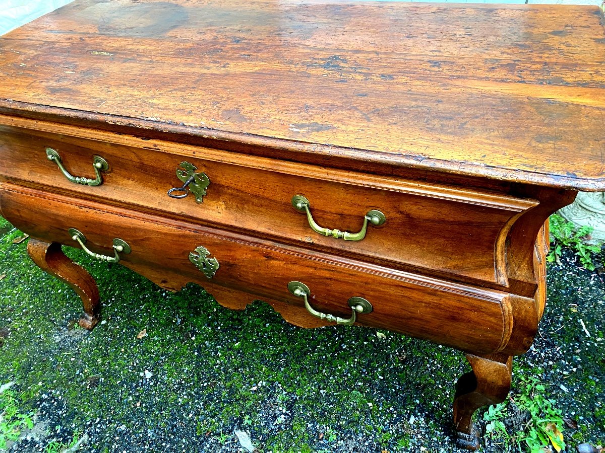 Grande Commode De Salon Sauteuse En Noyer d'époque Louis XV  Façade Mouvementée  En Noyer Blond-photo-2