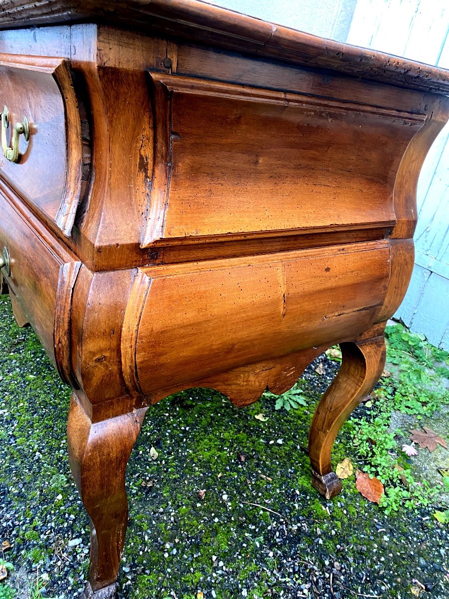 Grande Commode De Salon Sauteuse En Noyer d'époque Louis XV  Façade Mouvementée  En Noyer Blond-photo-3