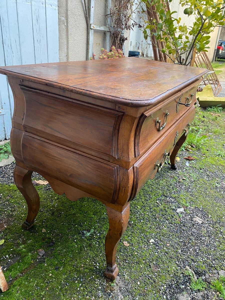 Grande Commode De Salon Sauteuse En Noyer d'époque Louis XV  Façade Mouvementée  En Noyer Blond-photo-1