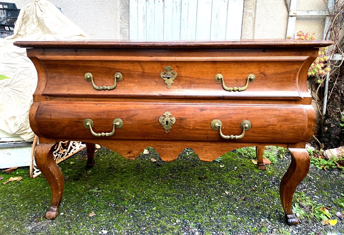 Grande Commode De Salon Sauteuse En Noyer d'époque Louis XV  Façade Mouvementée  En Noyer Blond