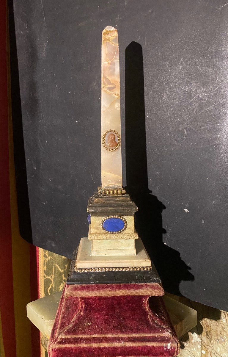 Beautiful Table Obelisk In Onyx, White And Black Carrara Marble, Bronze And Lapis Lazuli 19th Century-photo-2