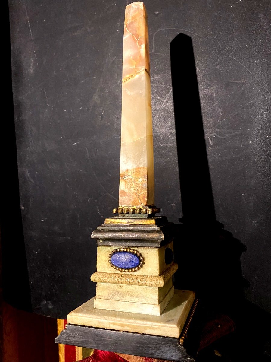 Beautiful Table Obelisk In Onyx, White And Black Carrara Marble, Bronze And Lapis Lazuli 19th Century-photo-3