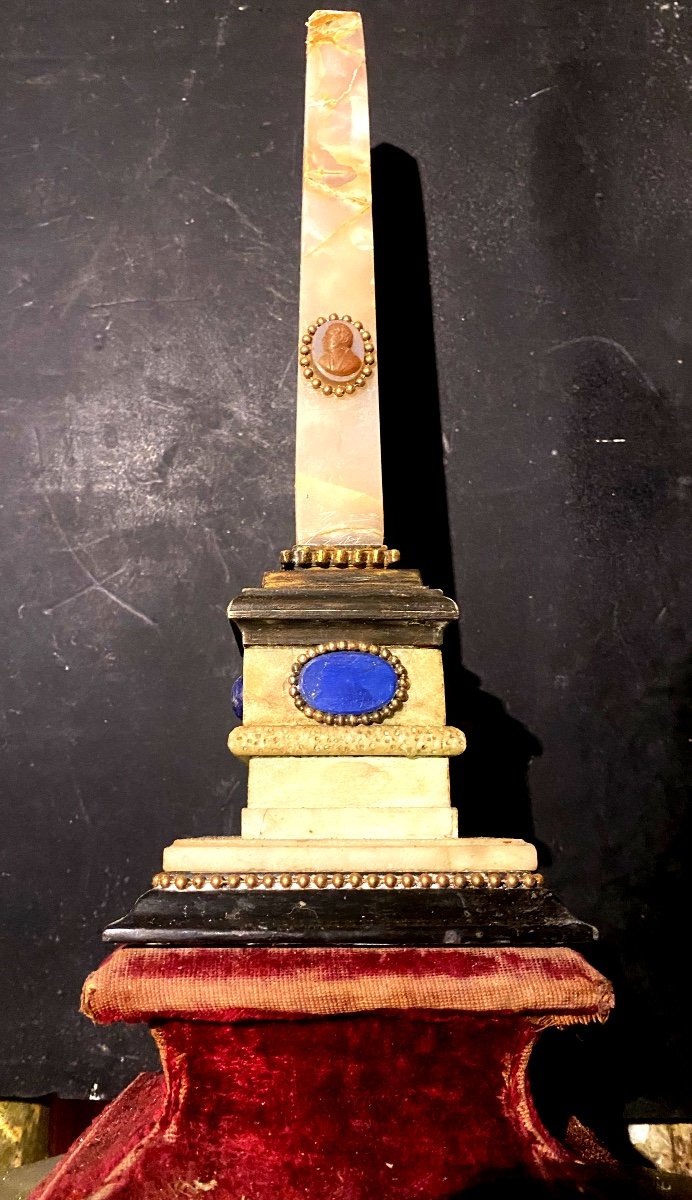 Bel Obélisque De Table En Onyx Marbres De Carrare Blanc Et Noir , Bronze Et Lapis -lazuli 19ème