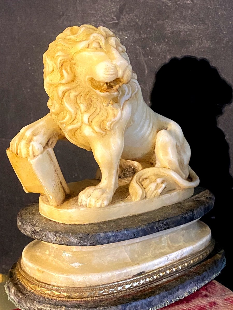 Beau Lion Rugissant Assis Au Livre Sculpté En Albâtre Sur Son Socle Bicolore XIX ème Italien-photo-3