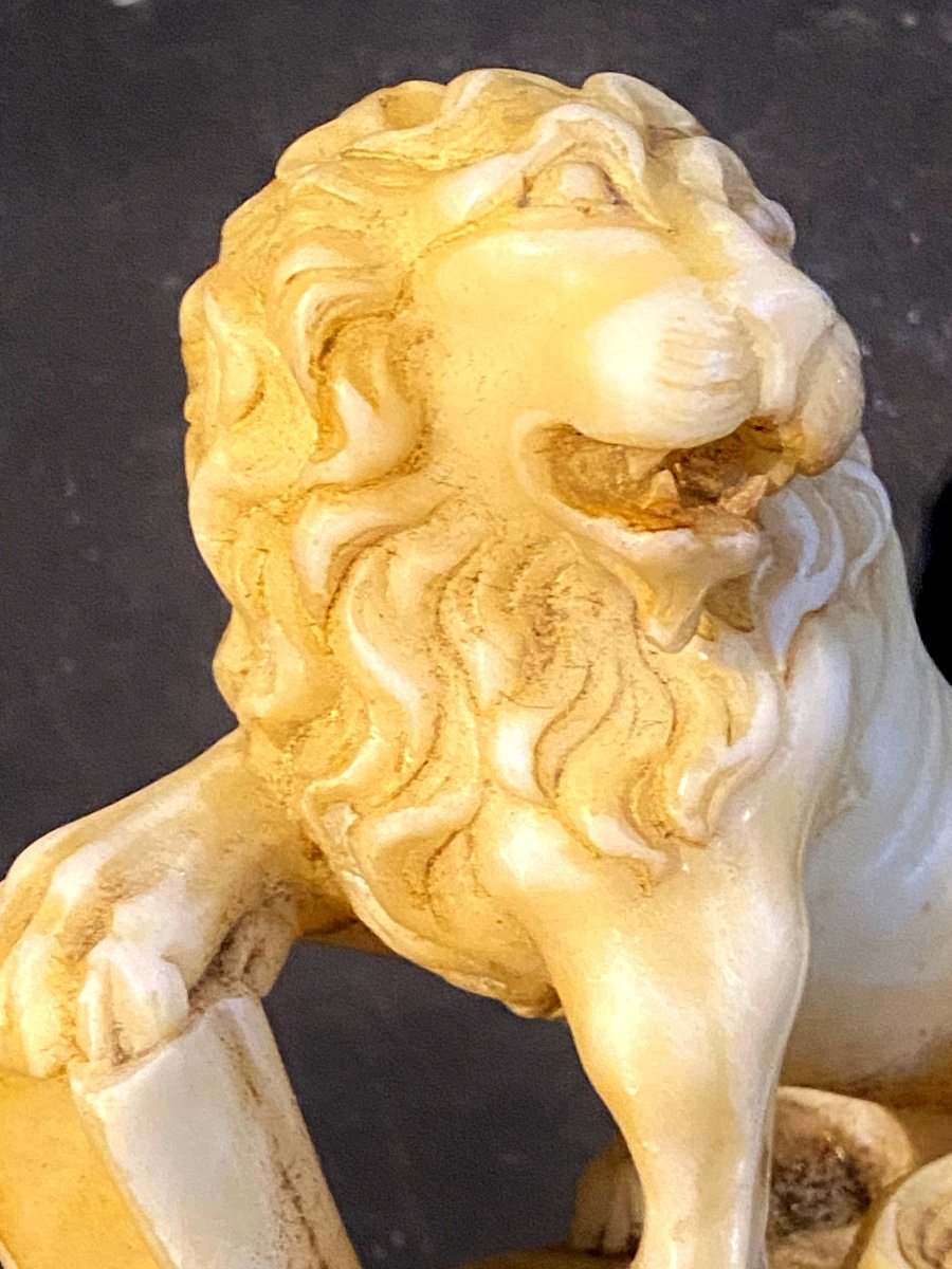 Beau Lion Rugissant Assis Au Livre Sculpté En Albâtre Sur Son Socle Bicolore XIX ème Italien-photo-4