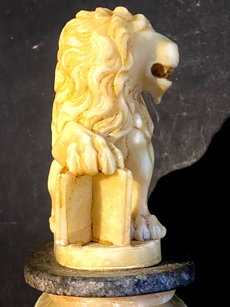 Beau Lion Rugissant Assis Au Livre Sculpté En Albâtre Sur Son Socle Bicolore XIX ème Italien-photo-3