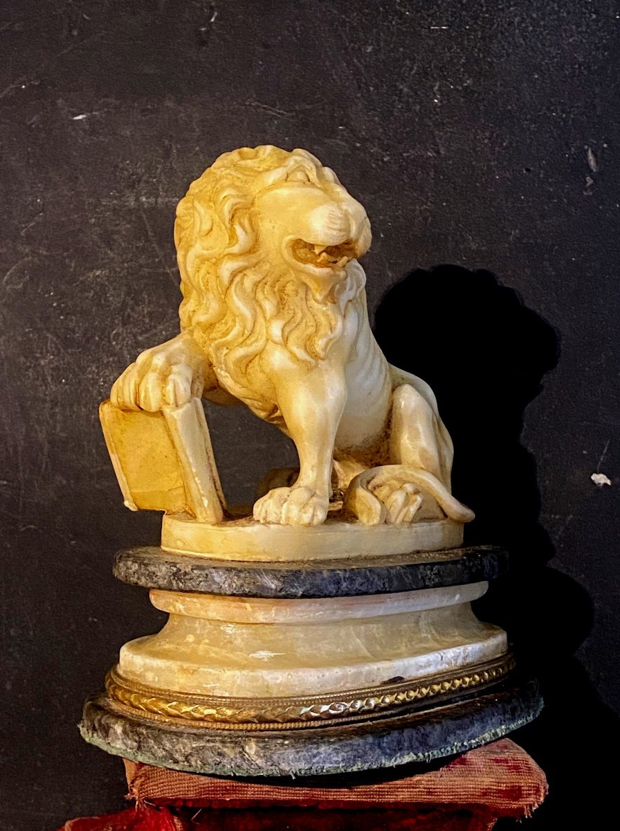 Beau Lion Rugissant Assis Au Livre Sculpté En Albâtre Sur Son Socle Bicolore XIX ème Italien-photo-4