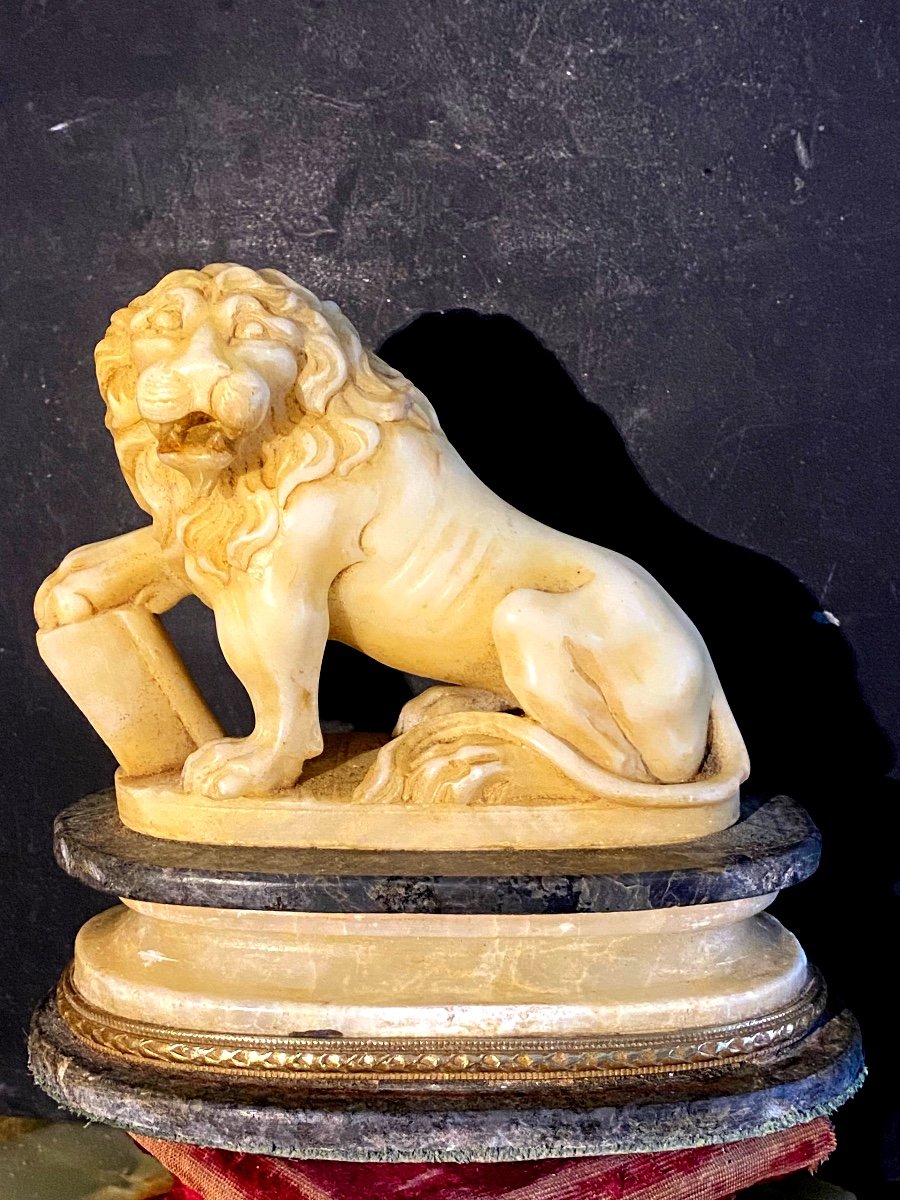 Beau Lion Rugissant Assis Au Livre Sculpté En Albâtre Sur Son Socle Bicolore XIX ème Italien