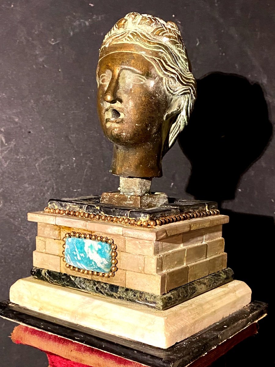 Petite Tête De Fontaine  Gallo Romaine Bronze ,Présentée Sur Socle Piédestal En Divers Marbre 